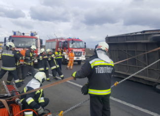 LKW Gespann auf Autobahn M7 umgekippt