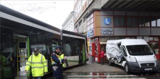 Straßenbahn kollidierte mit einem Lieferwagen in Miskolc