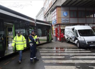 Straßenbahn kollidierte mit einem Lieferwagen in Miskolc