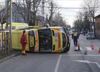 Rettungswagen auf die Seite gelegt in Budapest!