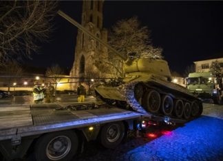 Panzertransport in Budapest: Panzer vor dem Museum für Militärgeschichte wird ersetzt
