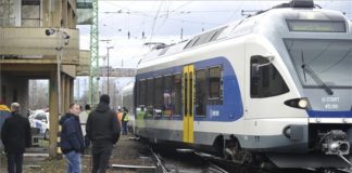 In Rákosrendező ist ein Triebwagen eines neuen Zuges entgleist