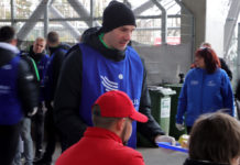 Mahlzeiten an Bedürftige in Budapest verteilt