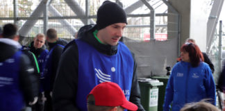 Mahlzeiten an Bedürftige in Budapest verteilt