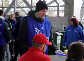 Mahlzeiten an Bedürftige in Budapest verteilt