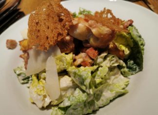 Im Baltazár Restaurant Budapest extrem knusprigen Caesar Salat essen!