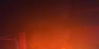 PKW kracht in Lagerhalle und brennt!