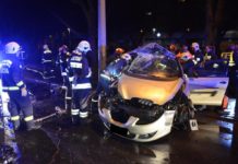 Ein Auto frontal in Strassenlaterne im XIV. Bezirk!