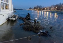 Erste Sturm- und Unwetterauswirkungen in Ungarn: Feuerwehr auf Eventboot auf der Donau im Einsatz