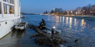 Erste Sturm- und Unwetterauswirkungen in Ungarn: Feuerwehr auf Eventboot auf der Donau im Einsatz