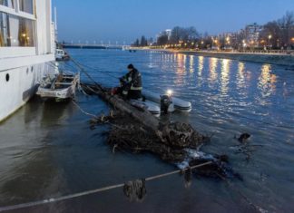 Erste Sturm- und Unwetterauswirkungen in Ungarn: Feuerwehr auf Eventboot auf der Donau im Einsatz
