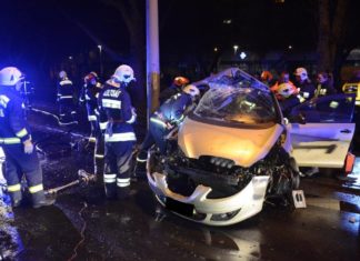 Ein Auto frontal in Strassenlaterne im XIV. Bezirk!