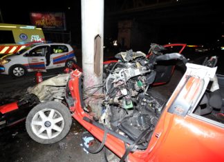 In Budapest PKW regelrecht um Ampelanlage gewickelt