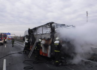 Bus in Vollbrand auf der Autobahn M0
