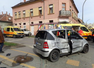 Ein PKW kollidierte mit einem Linienbus in Szombathely