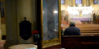 Coronavirus in Ungarn: Leere Weihwasserbecken in den Kirchen