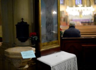 Coronavirus in Ungarn: Leere Weihwasserbecken in den Kirchen