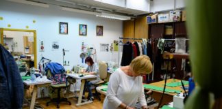 Hilfe vom Theater: Petofi Theater näht Atmeschutzmasken!