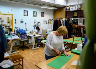 Hilfe vom Theater: Petofi Theater näht Atmeschutzmasken!