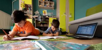 Digitaler Lehrplan läuft: Schüler werden digital und per TV gelehrt