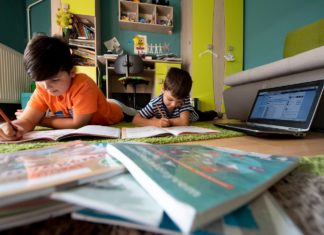 Digitaler Lehrplan läuft: Schüler werden digital und per TV gelehrt