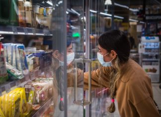 Einkauf mit Maske und Handschuh