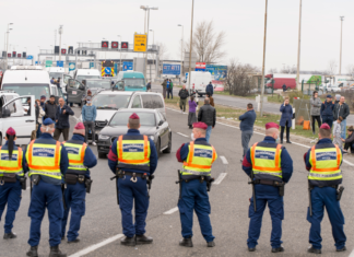 Österreichische Grenzseite Richtung Ungarn: Stau und Chaos bei Hegyeshalom