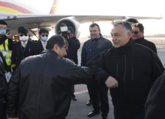 Begrüßungsrituale in Coronazeiten: Orbán bevorzugt die Ellenbogen Taktik