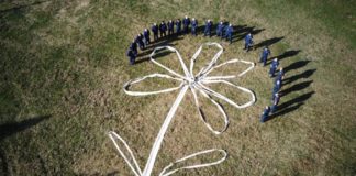 Feuerwehr baut Schlauchblume zum Weltfrauentag in Csongrad