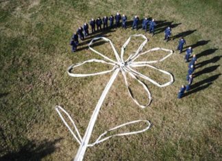 Feuerwehr baut Schlauchblume zum Weltfrauentag in Csongrad