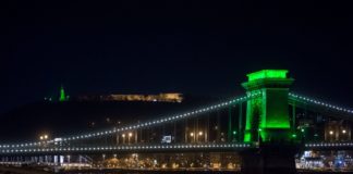 St. Patrick´s Day: Grüne Lichter in Budapest