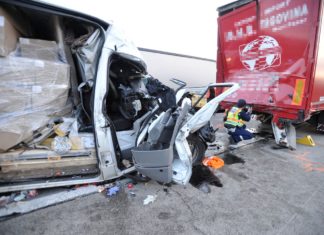 Transporter kracht in LKW auf M0: Fahrer tot!