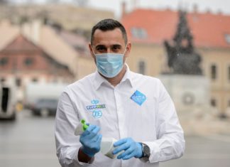 Wasserball Olympiasieger desinfiziert Passanten: Desinfektionsstellen in Eger