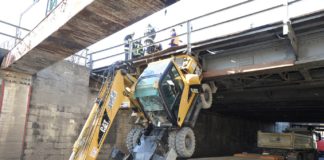 Bagger crasht gegen Brücke!