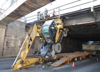 Bagger crasht gegen Brücke!