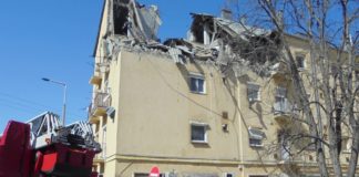 Petöfibanya: Explosion in Mehrfamilienhaus – Bewohner verschüttet!