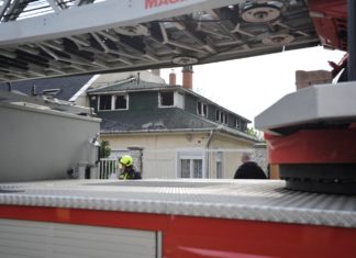 Dachgeschoß brannte in voller Ausdehung! Frau lebensgefährlich verletzt