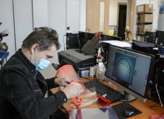Mit 3D Druckern soll man sich beteiligen Gesichtsschutzmasken herzustellen