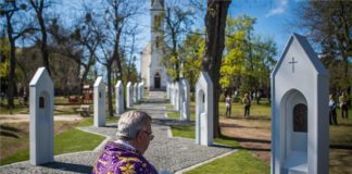 Pfarrer allein: Neuer Kreuzweg wurde gesegnet am Karfreitag