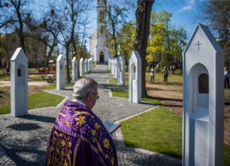 Pfarrer allein: Neuer Kreuzweg wurde gesegnet am Karfreitag