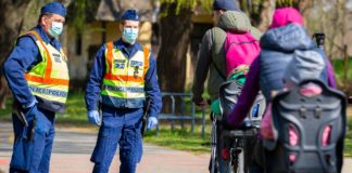 Ungarische Polizei weist Ausflügler auf die Ausgangssperren-Situation hin!