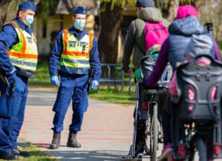 Ungarische Polizei weist Ausflügler auf die Ausgangssperren-Situation hin!