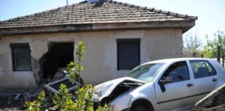 Haus unbewohnbar! Auto prallte gegen ein Einfamilienhaus in Kunbarcs