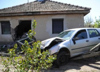 Haus unbewohnbar! Auto prallte gegen ein Einfamilienhaus in Kunbarcs