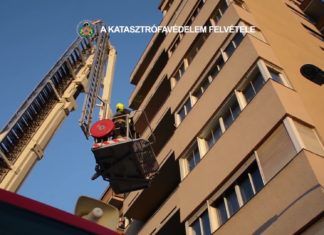 Familie auf Balkon ausgeschlossen – Feuerwehr rückt mit Drehleiter an!
