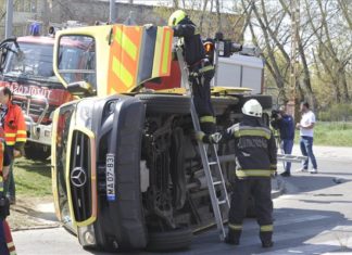 Mehrere Verletzte! Rettungswagen in Budapest umgeworfen