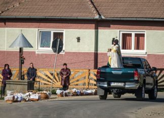 Pfiffiger Pfarrer in Csíkcsicsó: Hier kommt der Ostersegen im Vorbeifahren!