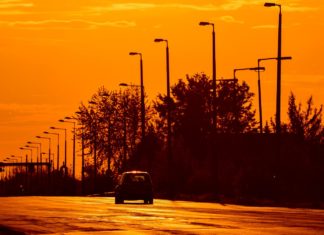 Fahrt in den Puszta-Sonnenuntergang in Coronazeiten
