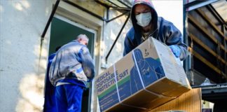 Lieferung mit Gesundheitsschutzausrüstung im Lungenmedizinischen Institut in Farkasgyepű angekommen