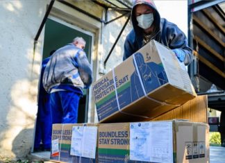 Lieferung mit Gesundheitsschutzausrüstung im Lungenmedizinischen Institut in Farkasgyepű angekommen